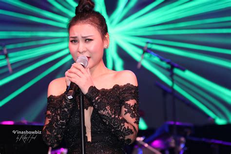  Uyen Phuong's Sparkling Surprise Concert:  An Unforgettable Night of Melody and Mayhem?